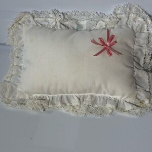 Pleasant Company Samantha’s bedroom white pillow with pink lace bow